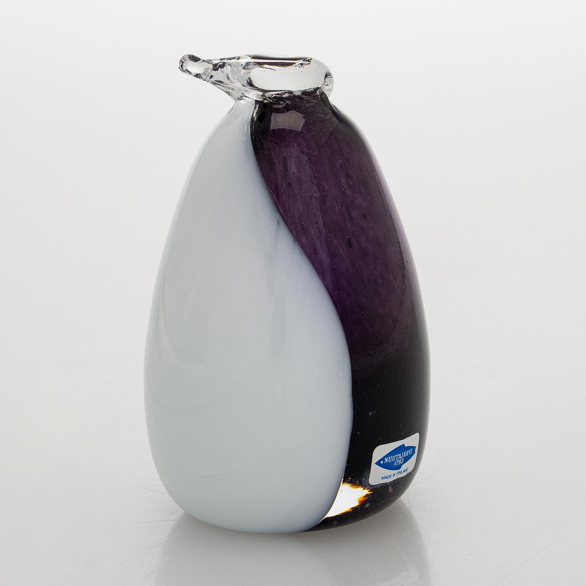Oiva Toikka, a 'Penguin' glass bird, signed O. Toikka Nuutajärvi.