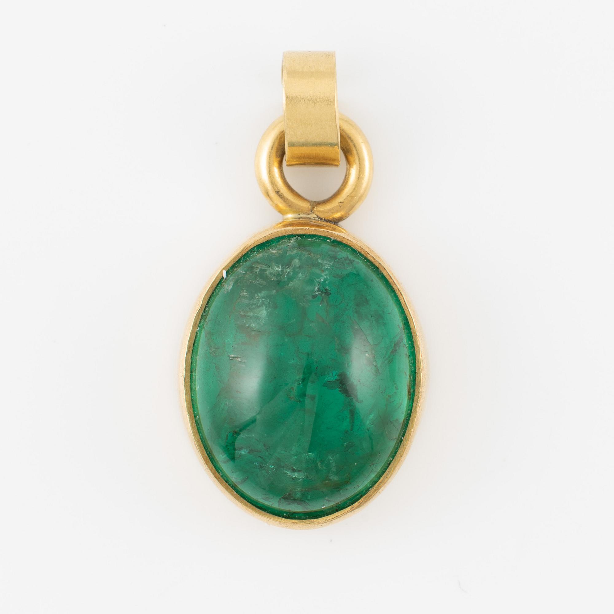 Pendant in 18K gold with a cabochon-cut emerald.