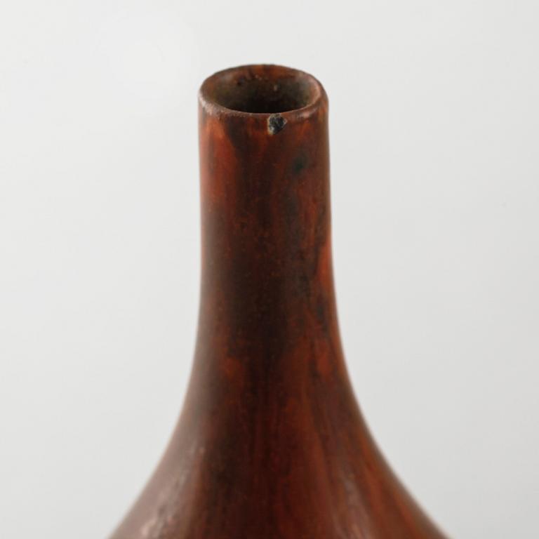 Six pieces of ceramic designed by Gunnar Nylund, Carl-Harry Stålhane and Arne Bang among others.