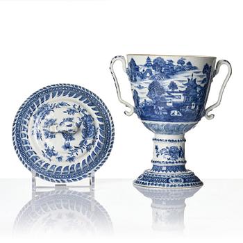 Pokal med lock, porslin. Qingdynastin, Qianlong (1736-95).