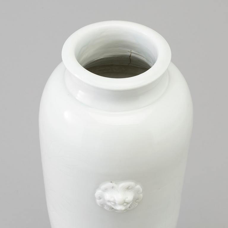 A blanc de chine vase, Qing dynasty, Kangxi (1662-1722).