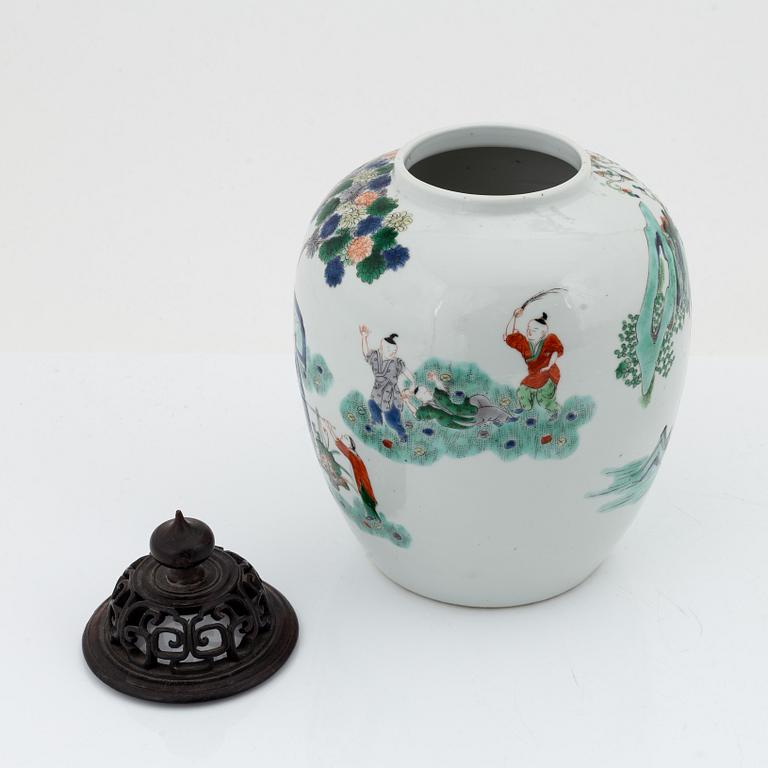 A famille verte jar, Qing dynasty, 19th Century.