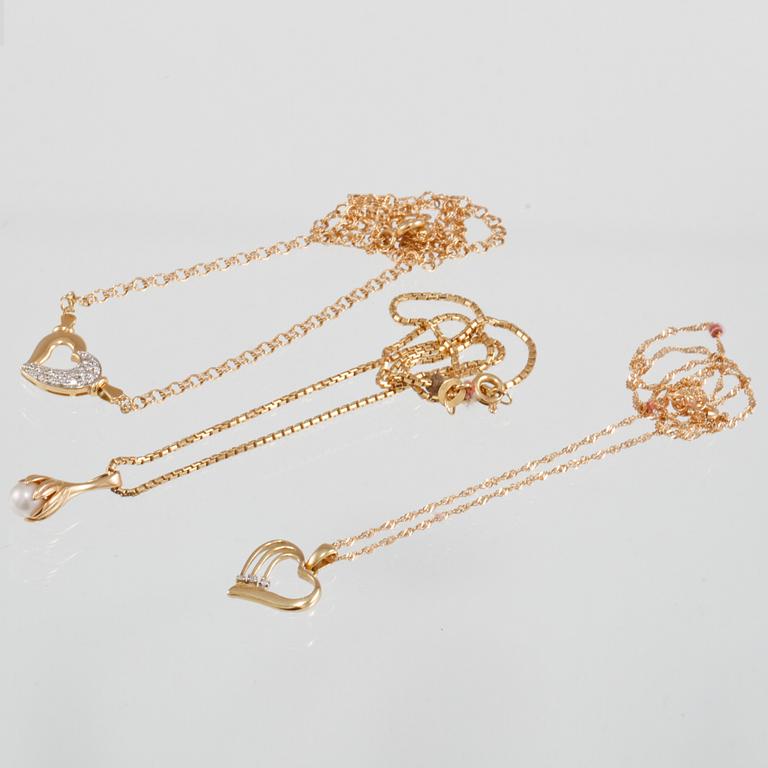 HALSSMYCKEN, 3 st, 18K guld med odlad pärla samt små fasettslipade diamanter. Vikt 13,3 gram.