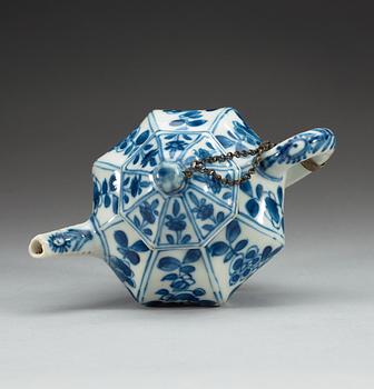 A blue and white  tea pot with cover. Qing dynasty, Kangxi (1662-1722).