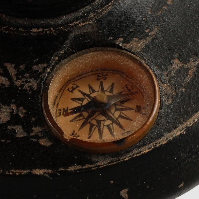 A compass and a globe, around the year 1900.