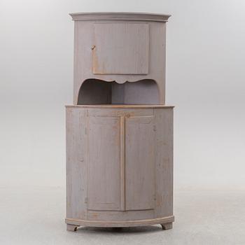 A painted corner cabinet, 19th/20th century.