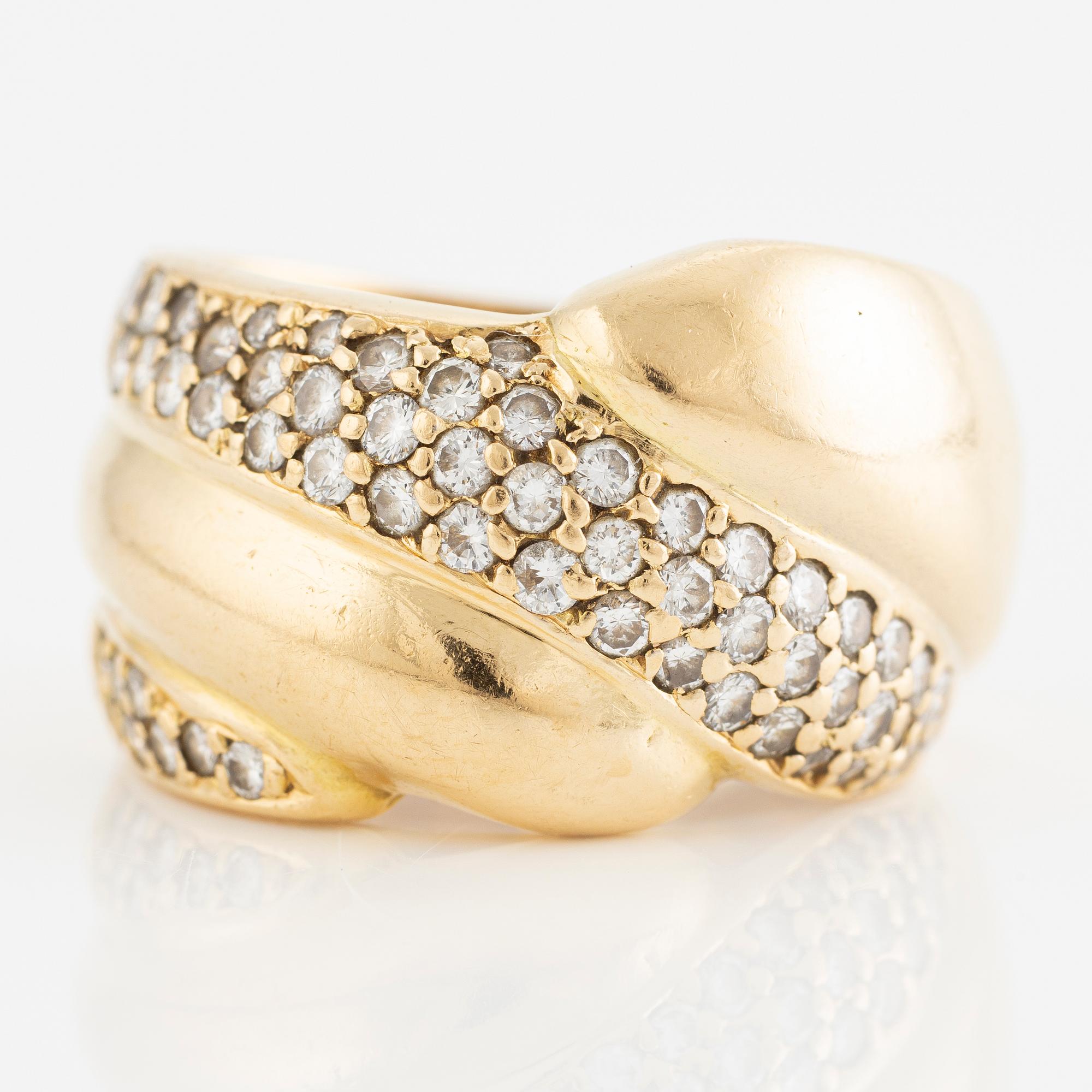 Ring in 18K gold set with round brilliant-cut diamonds.