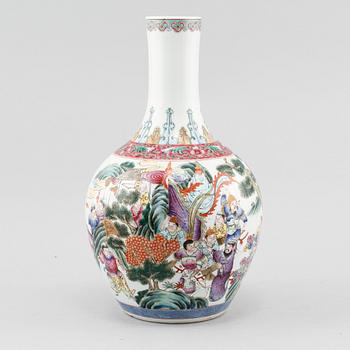 VAS, porslin, Kina, 1900-tal.