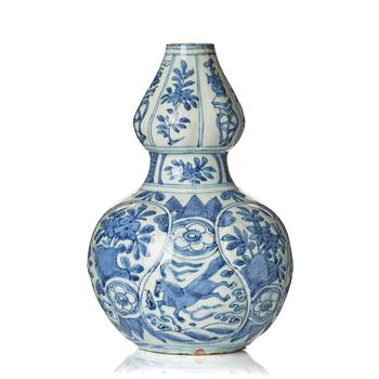 1085. Vas, porslin. Mingdynastin, Wanli (1572-1620).