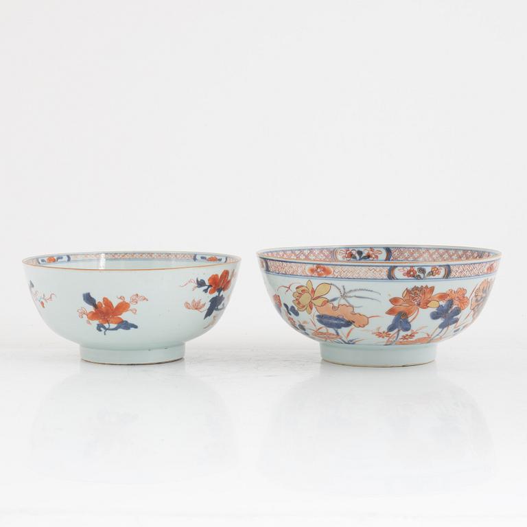 Skålfat, tre stycken samt skålar, två stycken, porslin, Kina, Qingdynastin, Qianlong (1736-95).
