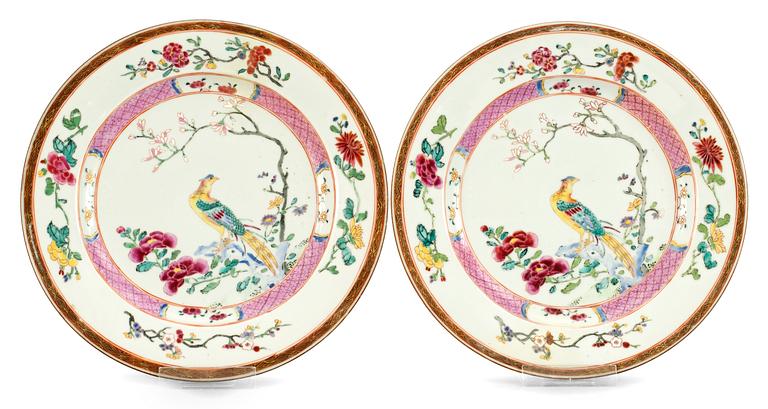 TALLRIKAR, ett par, porslin. Qing dynastin (Qianlong 1735-95).