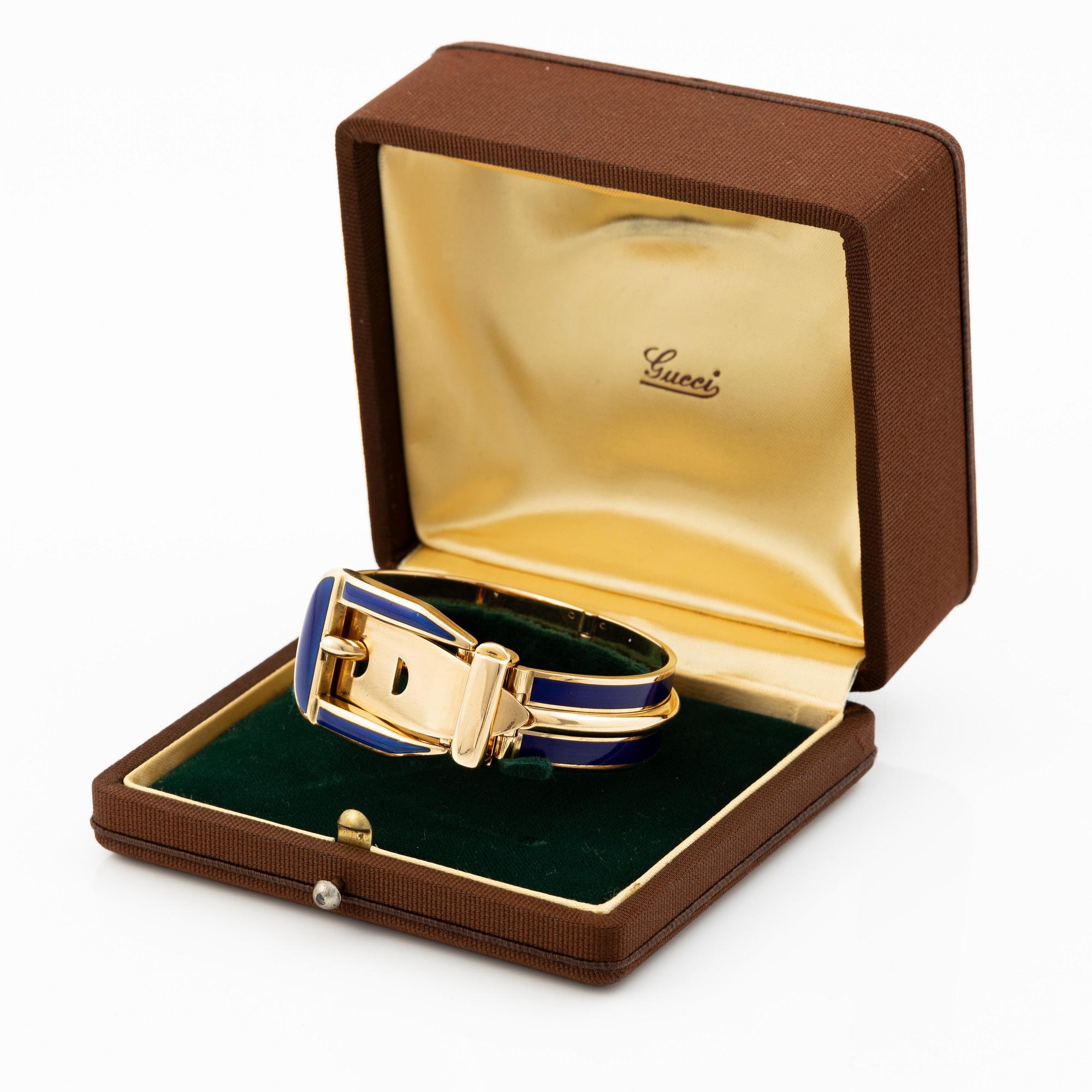 A Gucci bracelet 18K gold with blue enamel.