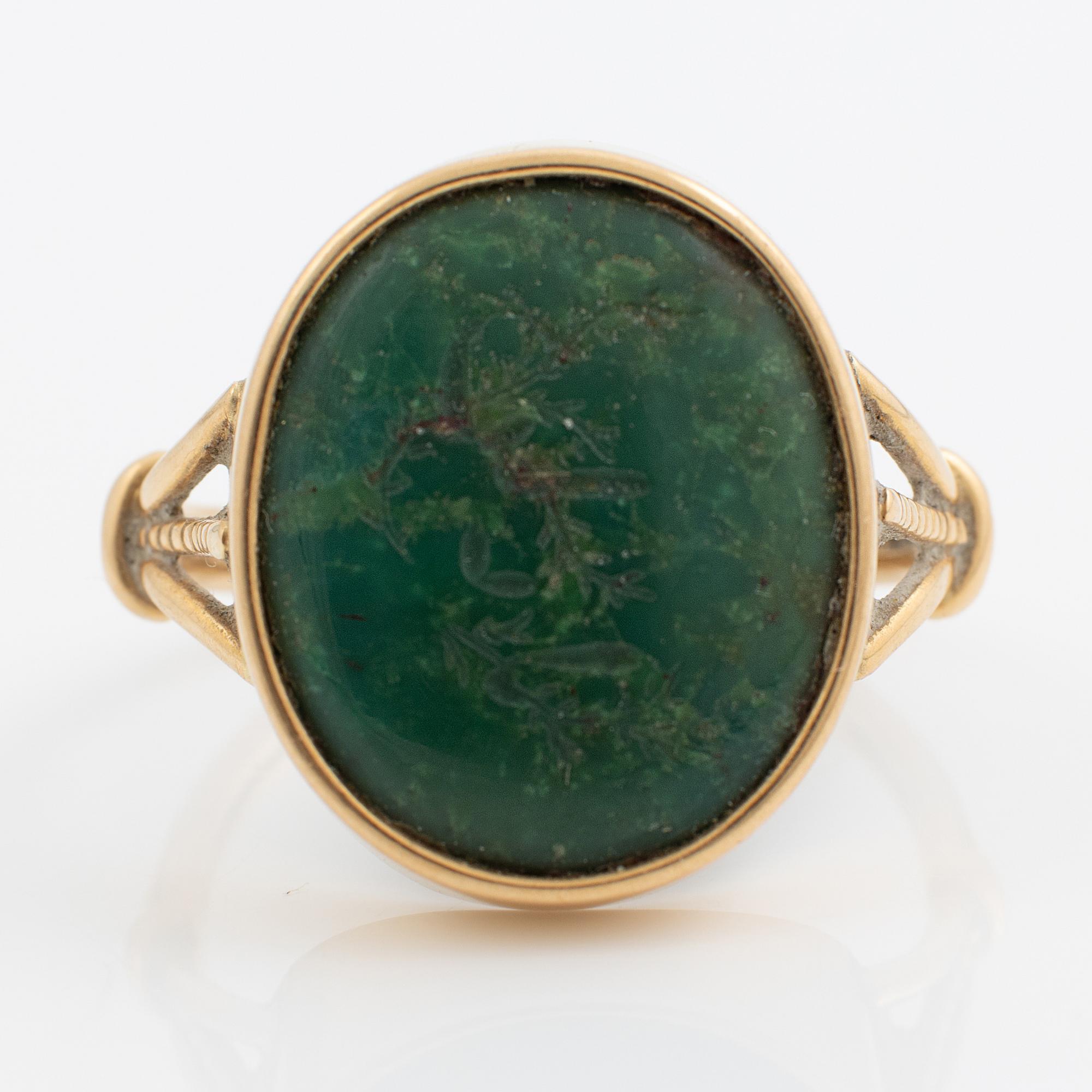 Ring i 18K guld med grön graverad turkos.