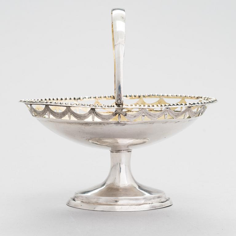 A parcel-gilt silver sweet meat basket from around year 1800.