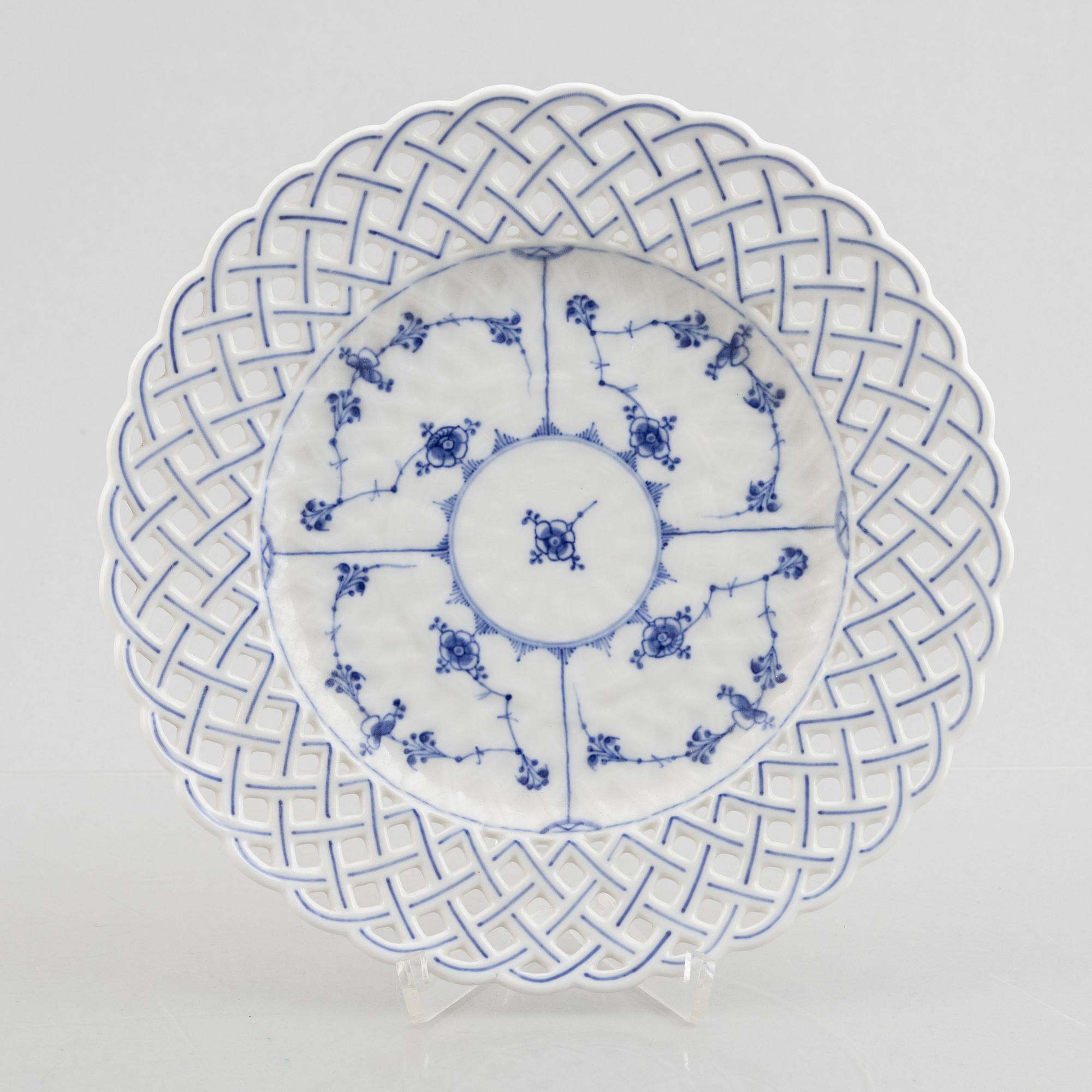 A 'Blue Fluted' / 'Musselmalet' porcelain fruit basket with stand, Royal Copenhagen, 19th century.