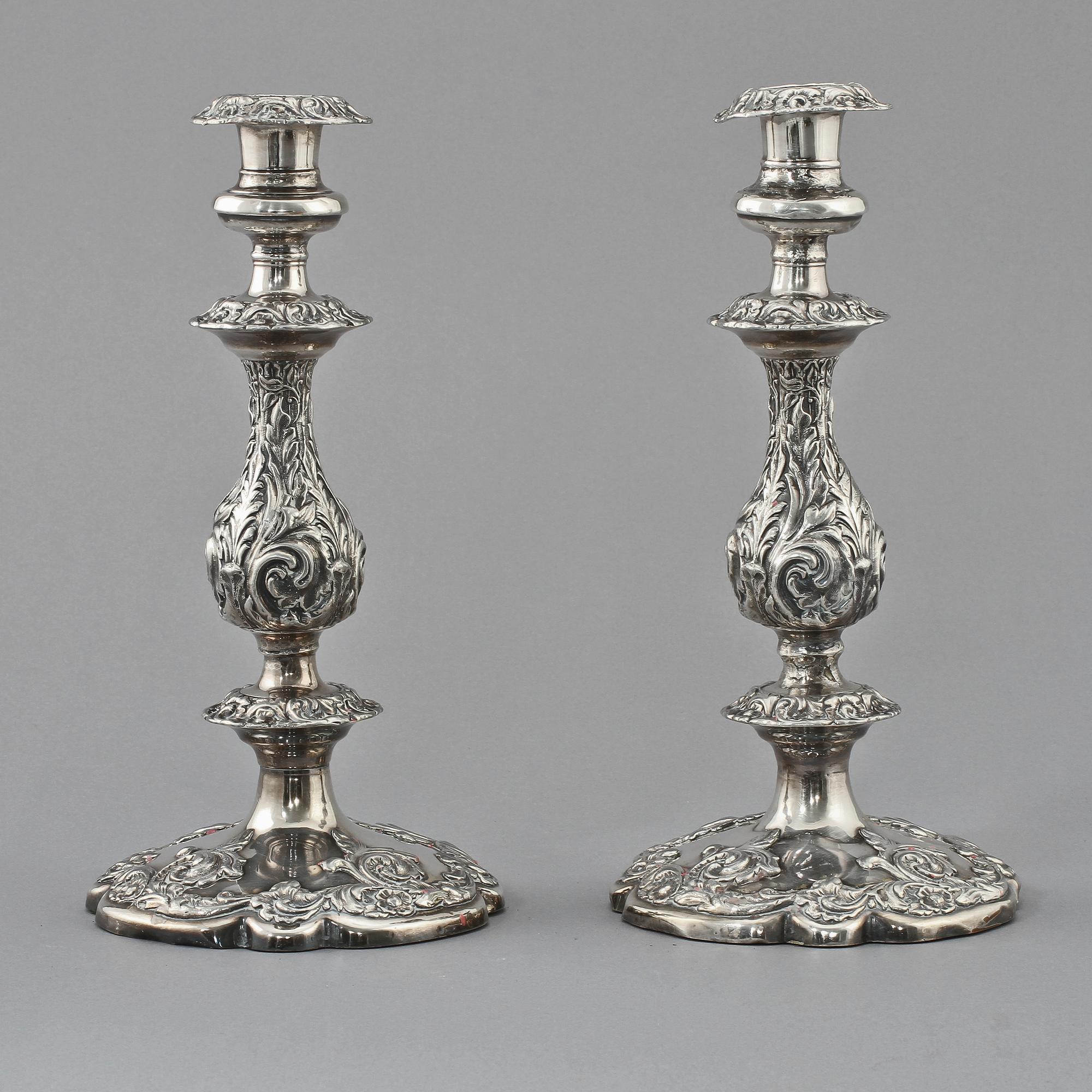 LJUSSTAKAR, ett par, nysilver, omkring 1900.