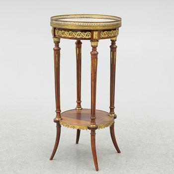 Sidobord, Louis XVI-stil, omkring år 1900, saluförd av Myrstedt & Stern i Stockholm.