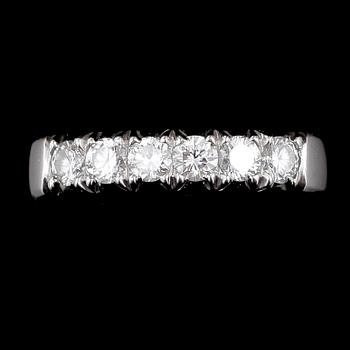 RING, 18k vitguld med 6 briljantslipade dia tot ca 0,55ct enl grav. Hellström & Åhrling, Stockholm, 1973. Tot.vikt 4,9g.