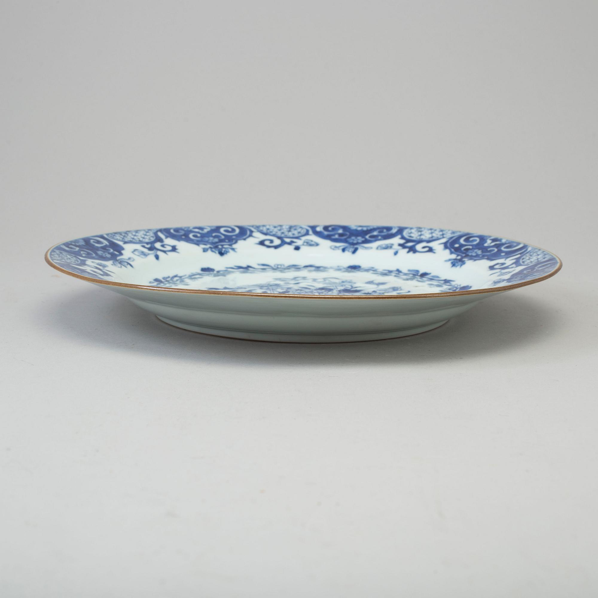A blue and white dish, Qing dynasty, early 18th Century.