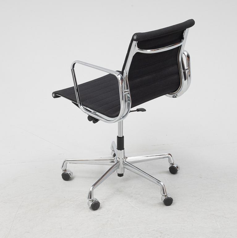 Charles and Ray Eames, skrivbordsstol, "EA 118", Vitra, formgiven 1958.