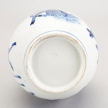 A late Qing blue and white porcelain vase.