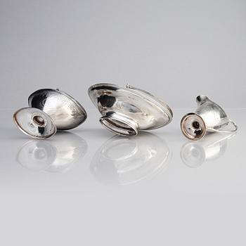 Skålar, 2 st, samt gräddkanna, silver, London, England, 1700-tal.