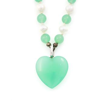 Necklace with cultured pearls and chrysoprase.