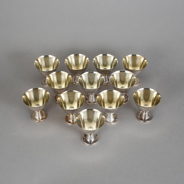 COCKTAILGLAS, 12 st, silver, CG Hallberg, Stockholm, 1950-60 tal. Total vikt ca 672 g.