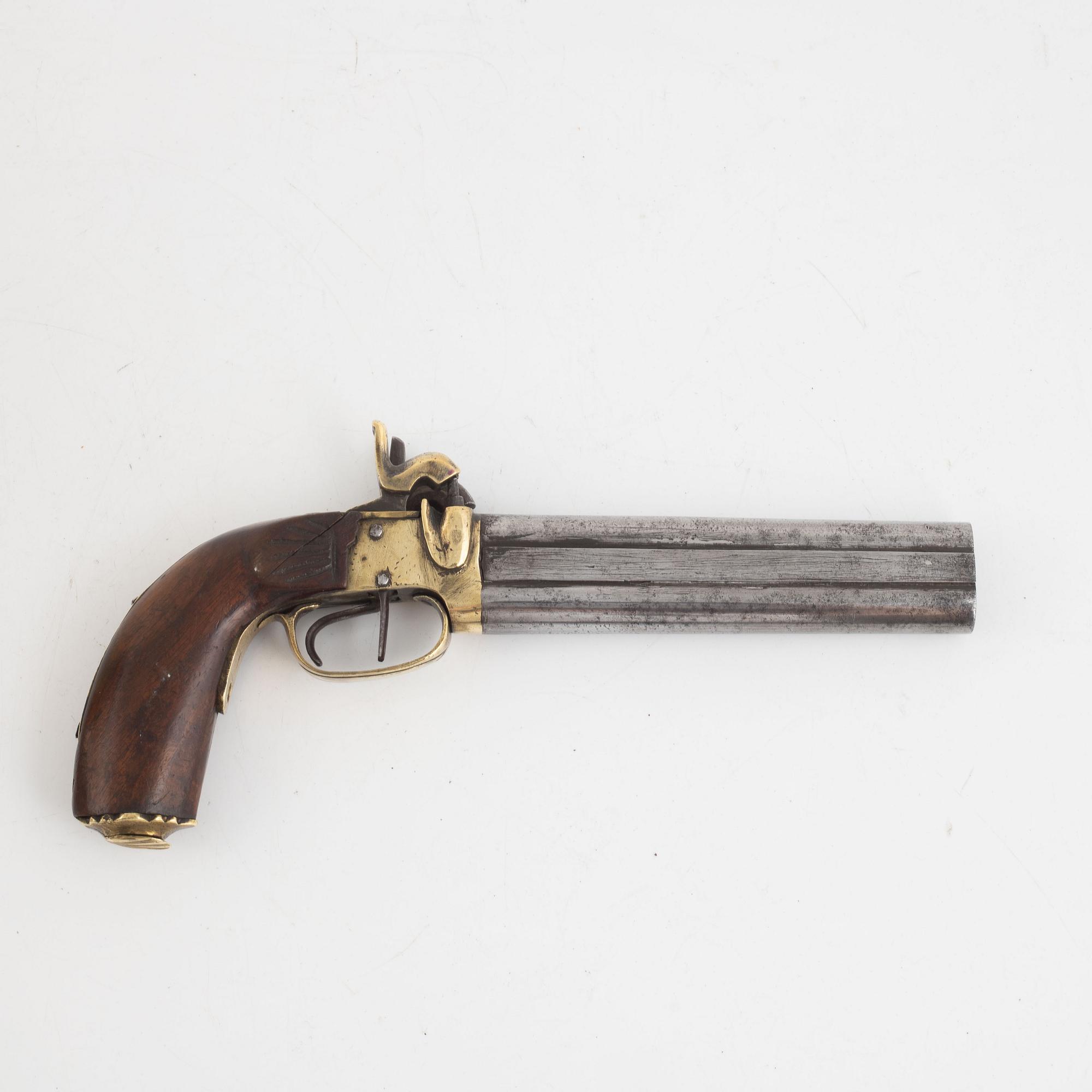 Flintlock pistol, 19th Century, and powder horn.