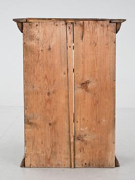 HÄNGSKÅP, allmoge, bär dat 1832.