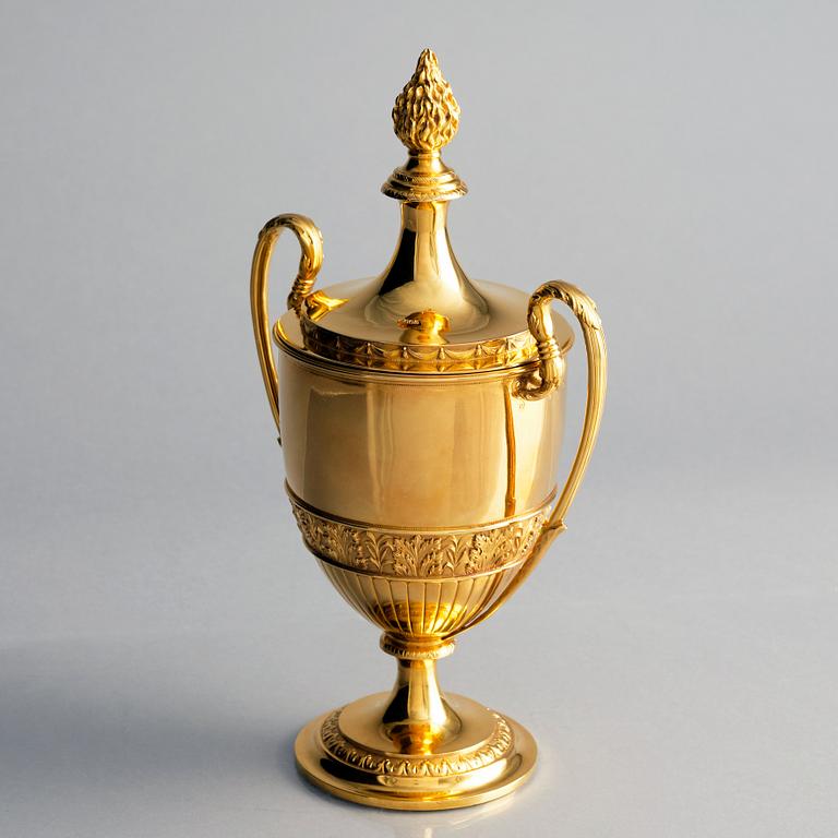 An English suger bowl/cup with lid, mark of David Edward & George Edward (Edward & Sons), Glasgow 1898-99.