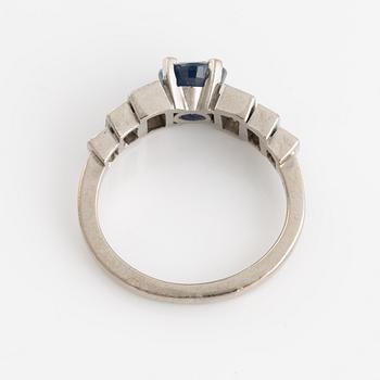 Ring med oval safir och prinsesslipade diamanter.