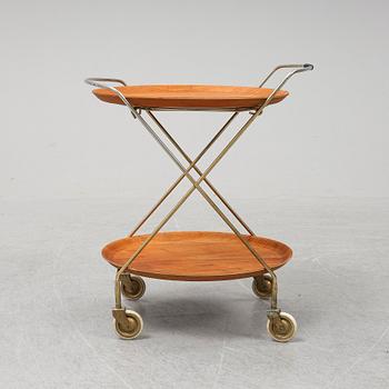 A drinks trolley from J-H Fabrikerna, Sävsjö, 1960-tal.Två lösa, runda brickor fanerade med teak. Märkta J-H Fabrikerna.