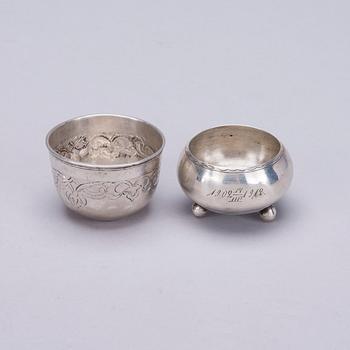 SALTKAR och SUPKOPP, silver, Ryssland, Kostroma 1908-26 och 1700-talets slut. Totalvikt 47,6 g.