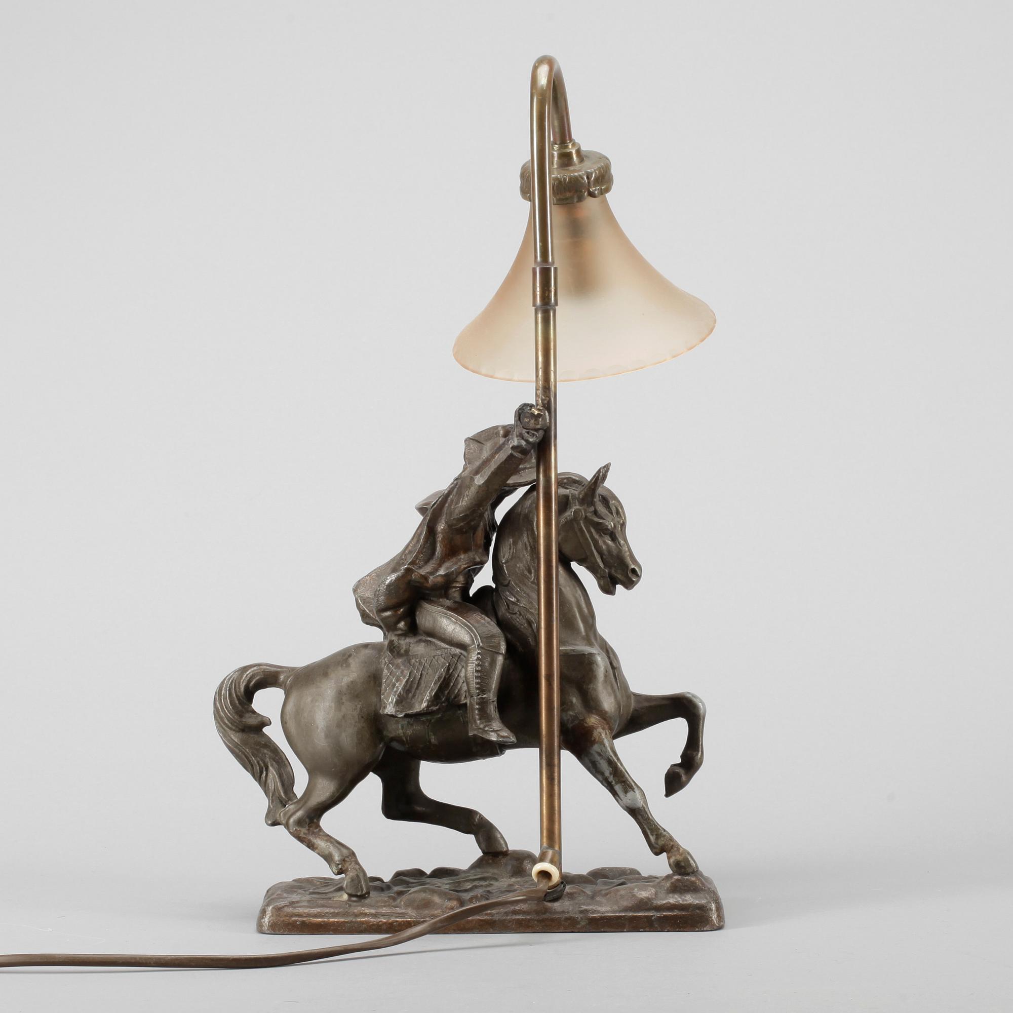 BORDSLAMPA, patinerad vitmetall, 1900-talets början.