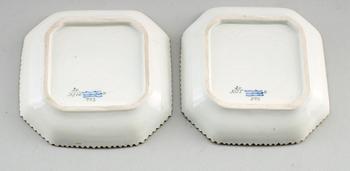 CREMEKOPPAR MED FAT, porslin, 2 st, "Flora Danica", Royal Copenhagen, Danmark.