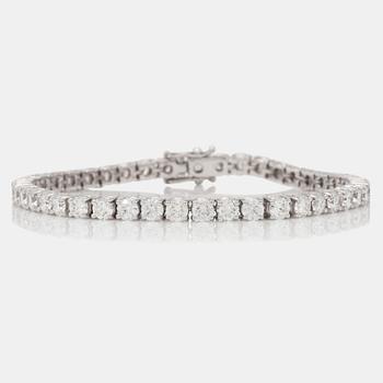 A 9.40 ct brilliant-cut diamond bracelet.