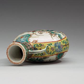 A famille verte moon flask, late Qing dynasty (1644-1912), with Xuande four character mark.