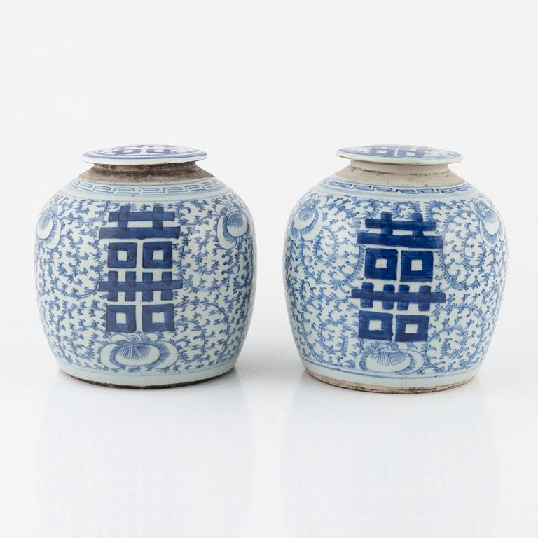 A pair of blue and white lidded porcelain ginger jars, China, Qing dynasty, 19th century.