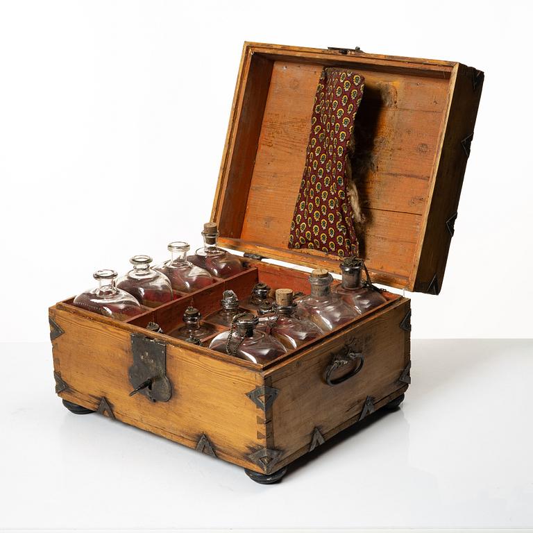 Casket with bottles, 19th century.