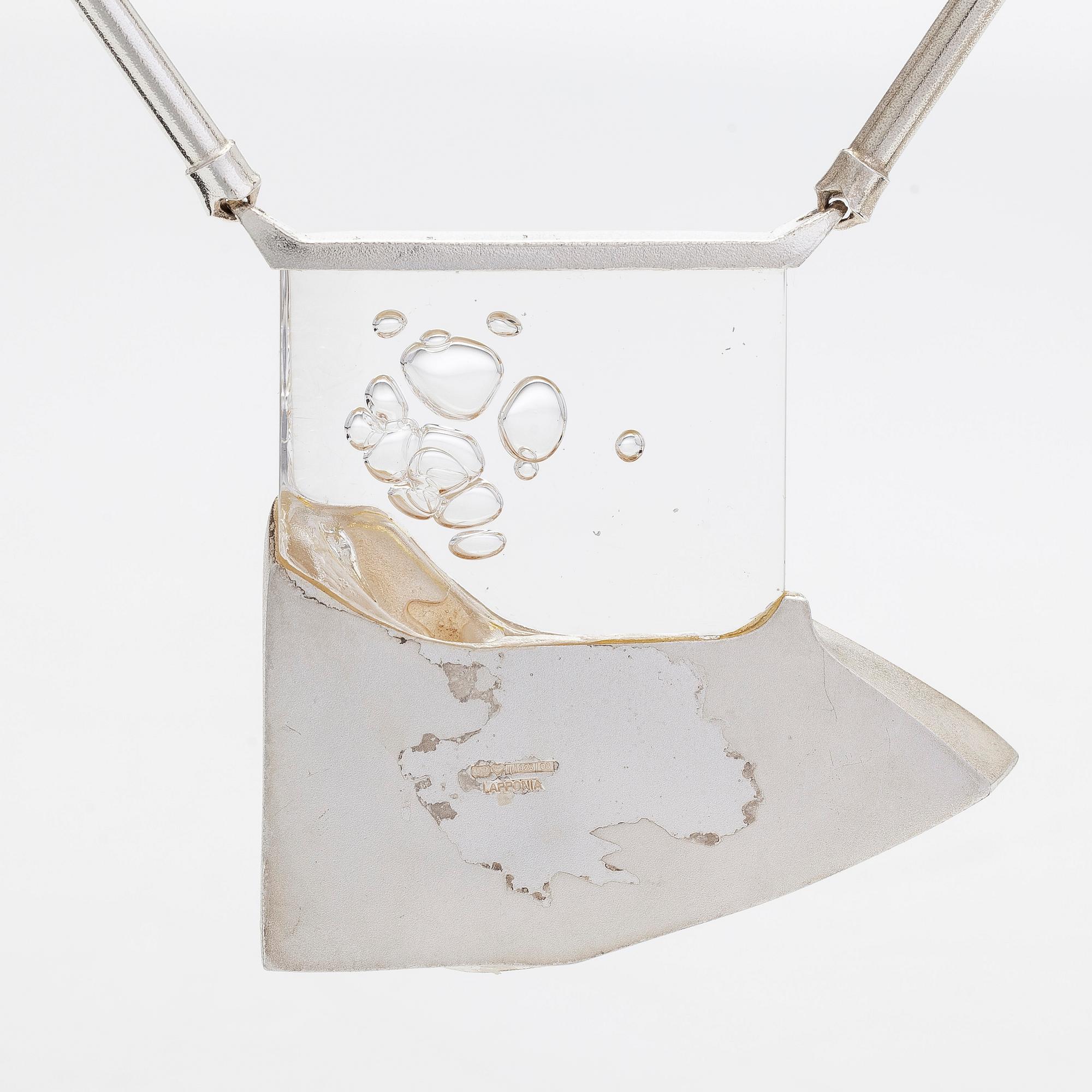 Björn Weckström, kaulakoru, "Talvipäivä", sterlinghopeaa ja akryyli, Lapponia 1991.