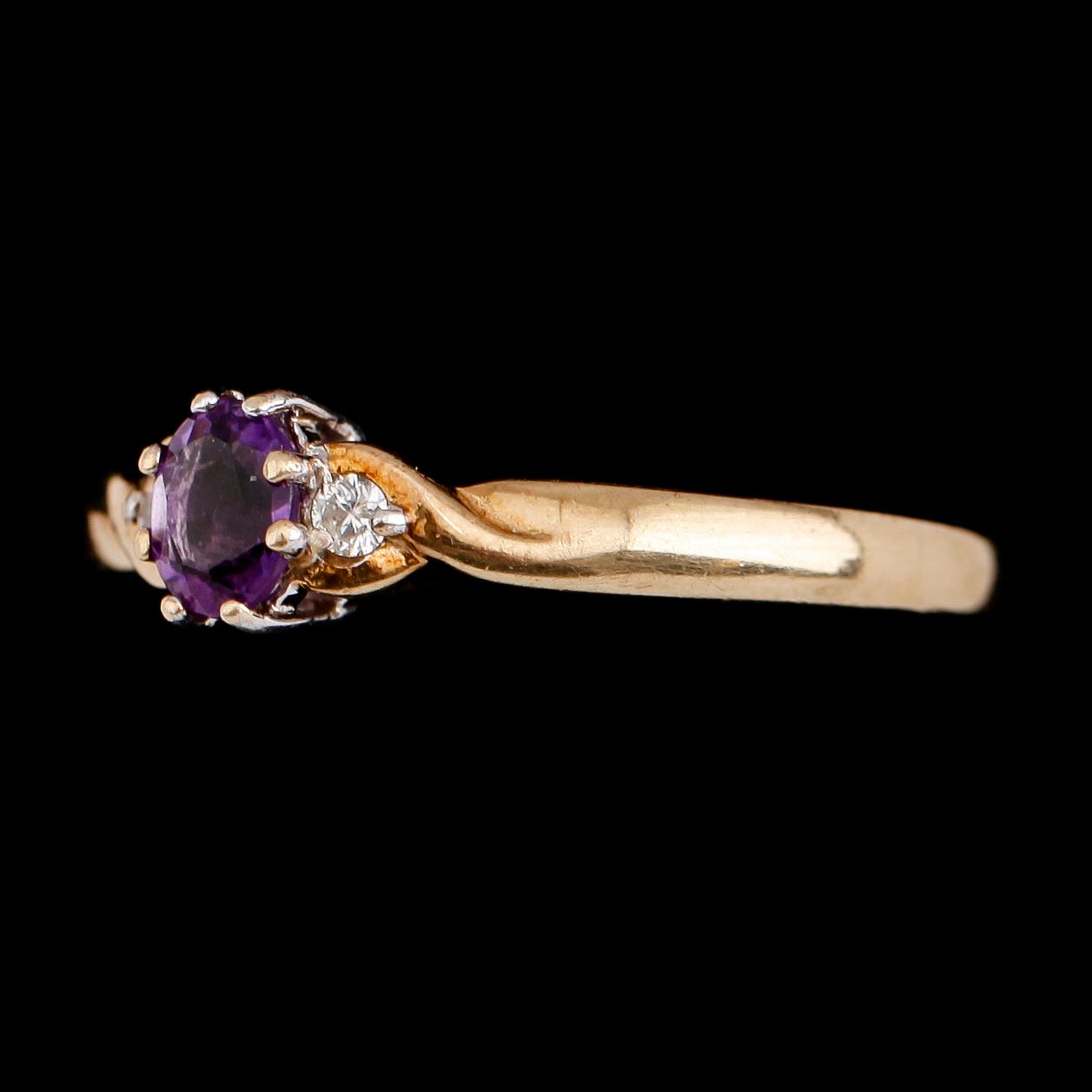 RING, 9 k guld med ametister och 2 små diamanter. Vikt ca 2 gram.