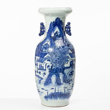 A porcelain vase, China, 19th century.