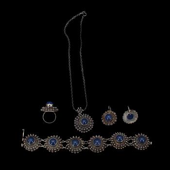 SMYCKESGARNITYR, 4 delar. Silver, kalcedon. Israel 1900-talets första hälft. Vikt 97 g.