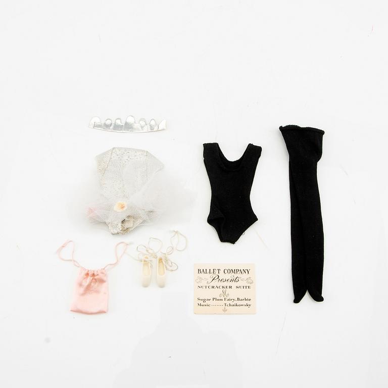 Barbiekläder 8 set. vintage bl a "Country Club Dance" Mattel 1965, "Ballerina" Mattel 1961-65.