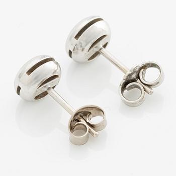 Örhängen, ett par, vitguld med briljantslipade diamanter.