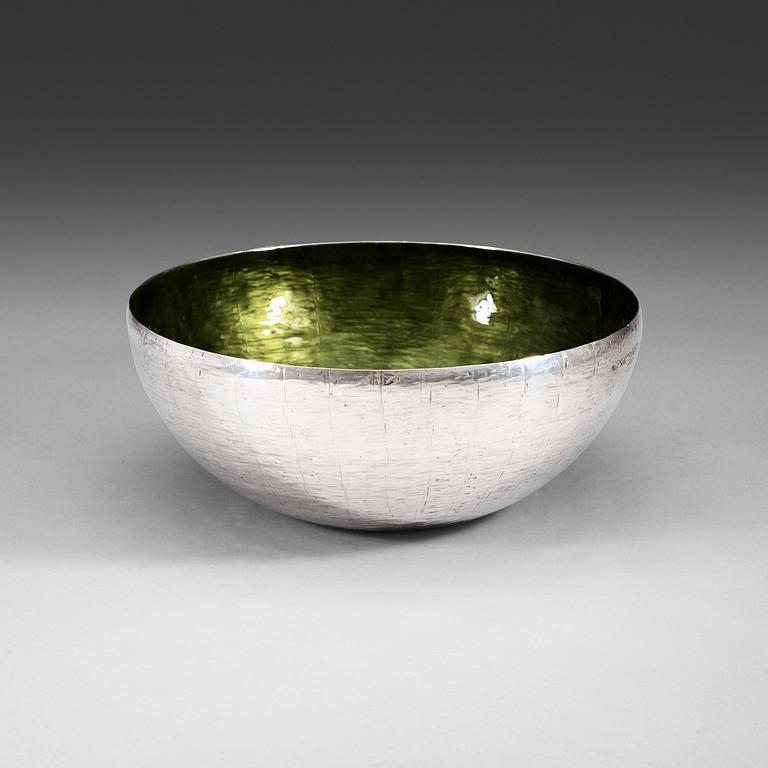 An Eva Hidström sterling and green enamel bowl, executed by Kultakeskus, Tavastehus, Finland 1970.