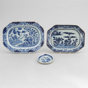 Serveringsfat, 3 stycken, porslin, Kina, Qingdynastin, Qianlong (1736-1795) samt Jiaqing (1796-1820).