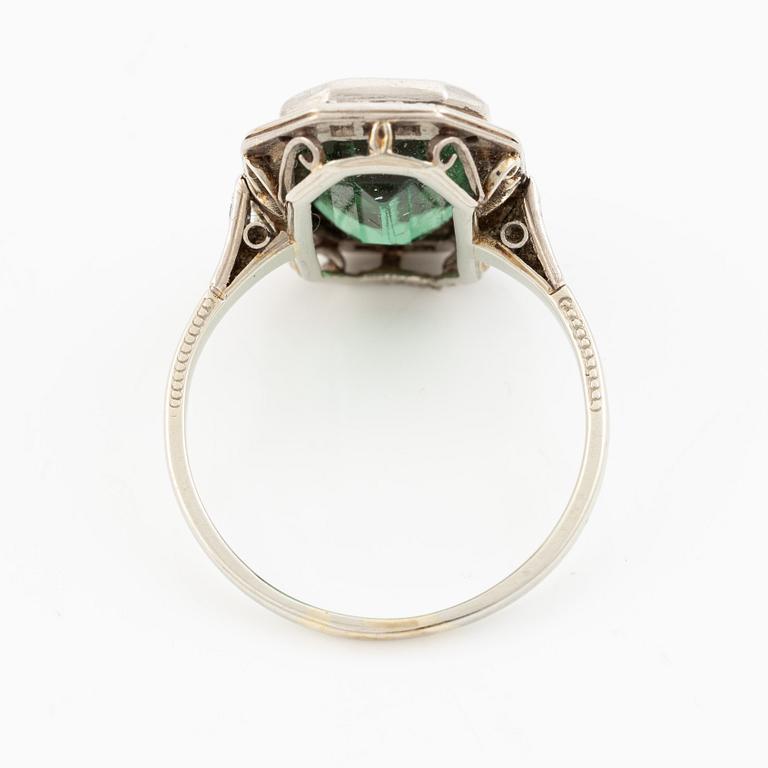 Ring 14K vitguld med grön turmalin och åttkantslipade diamanter.