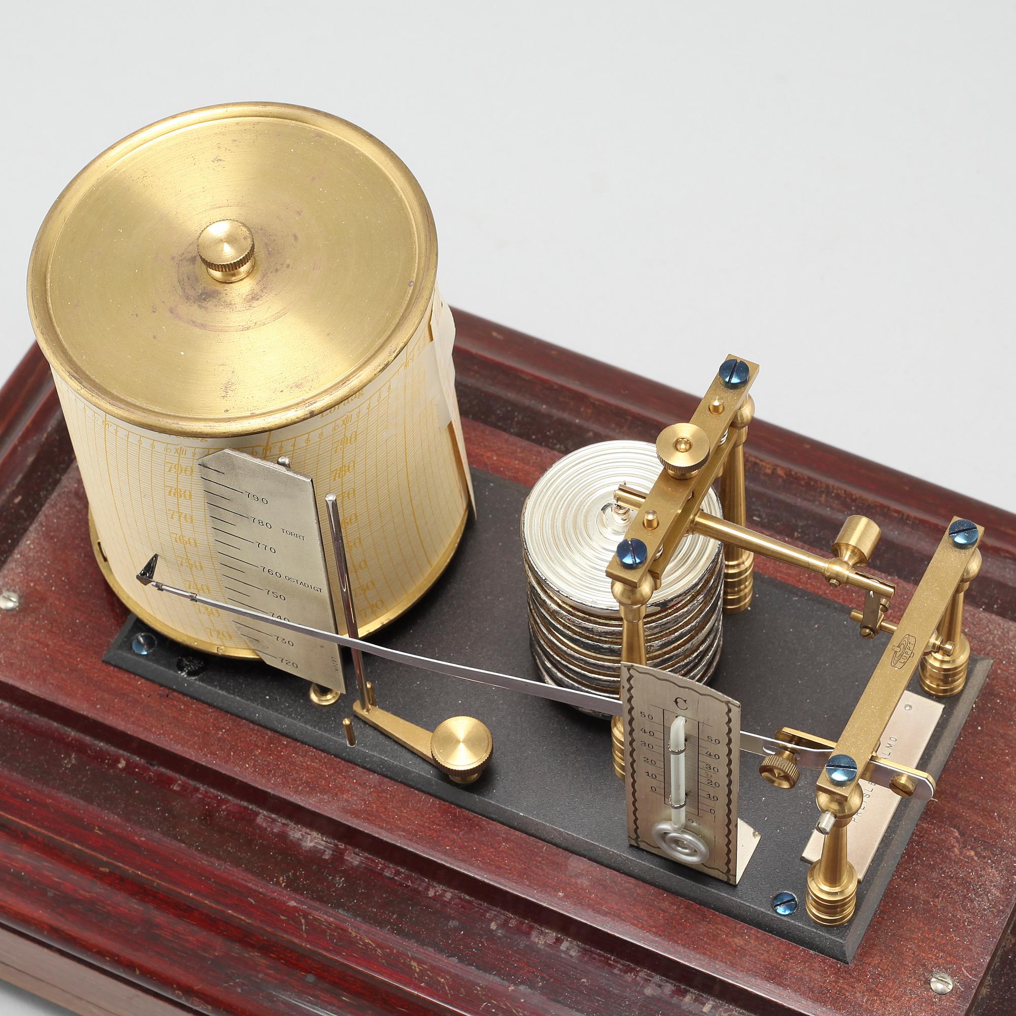 A barograf from the first half of the 20th century.